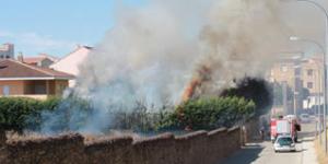 Vista de las llamas que quemaron los setos de un chalé habitado. TEL