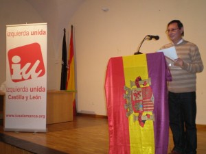 Un miembro de IU Béjar durante una acto público el año pasado en la ciudad textil.